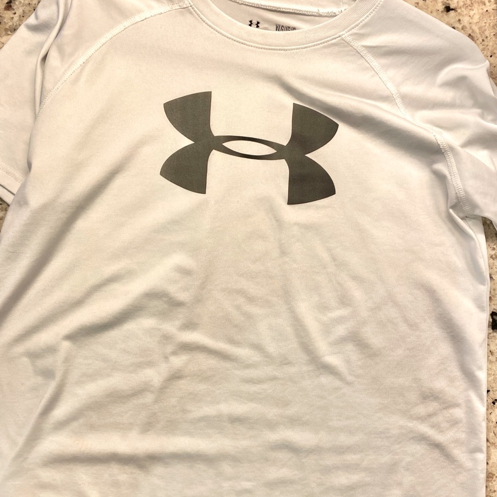 UA White Dr-Fit T-Shirt. Great condition. Youth L